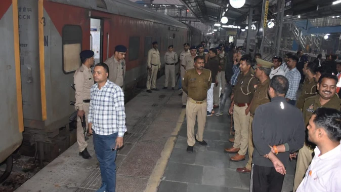 विक्रमशिला एक्सप्रेस में बम की अफवाह से मचा हड़कंप, अलीगढ़ में 42 मिनट तक रोकी गई ट्रेन