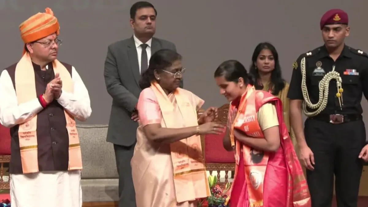 पतंजलि विवि दीक्षांत समारोह में राष्‍ट्रपति, कहा- योग और आयुर्वेद से बढ़ेगा भारत का मान