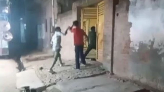 डीजे की आवाज़ कम करने पर बरातियों का हंगामा, घर में घुसकर तोड़फोड़ और लूटपाट