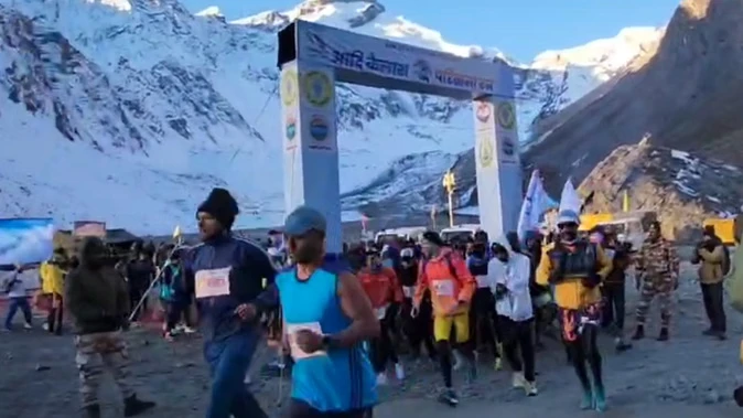 उत्तराखंड स्थापना दिवस पर नई उड़ान: 14,500 फीट की ऊंचाई पर दौड़े 700 धावक