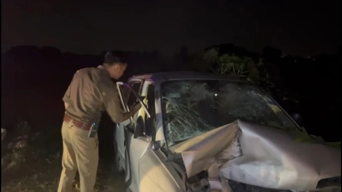 हापुड़ में भीषण सड़क हादसा: पुलिया से टकराई कार, दो की मौत, छह घायल