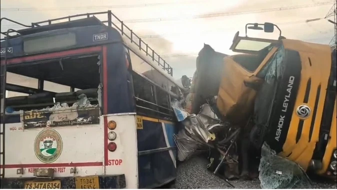 तेलंगाना में भीषण सड़क हादसा: बस और ट्रक की टक्कर में 17 की मौत, कई घायल
