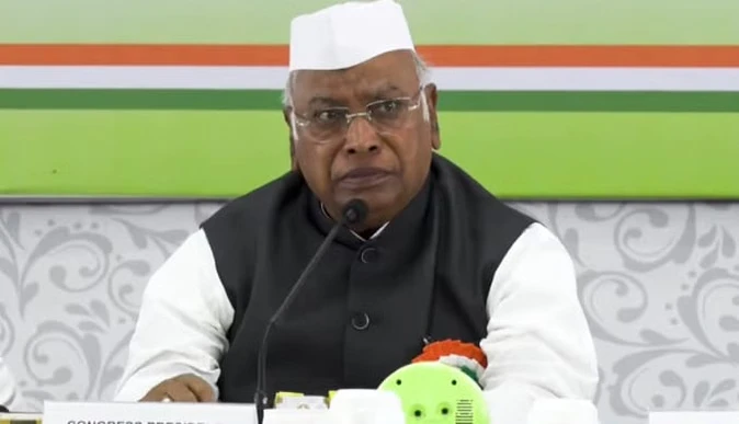 पटना में खरगे का तीखा हमला: बोले- इस बार बिहार के मतदाता झूठों को देंगे जवाब