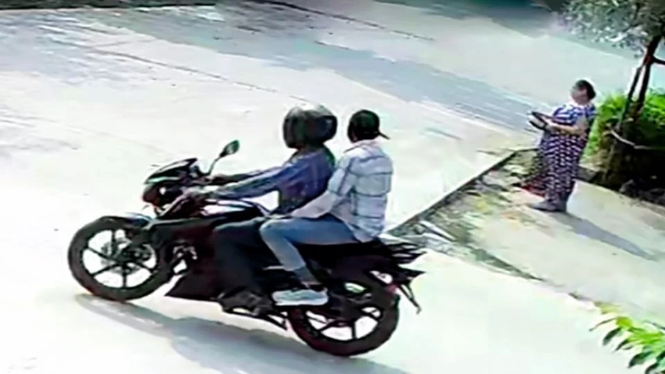 मेरठ: गंगानगर में दिनदहाड़े बुजुर्ग महिला से लूटी चेन, वारदात सीसीटीवी में कैद