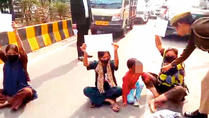 मेरठ में मकान कब्जे के विवाद पर महिला का विरोध, बेटियों संग आत्मदाह की कोशिश नाकाम