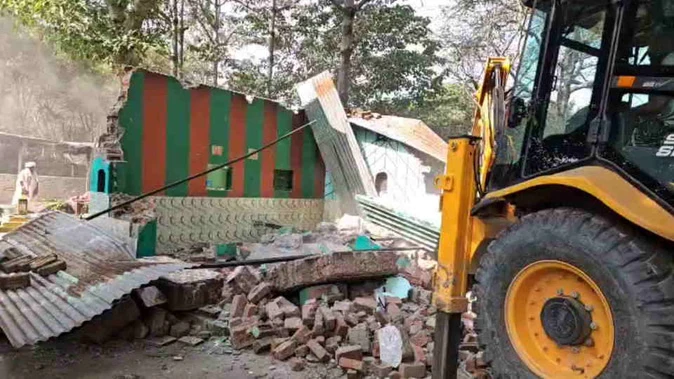 हरिद्वार: अवैध दरगाह पर चला प्रशासन का बुलडोजर, दो बीघा सरकारी जमीन कराई मुक्त