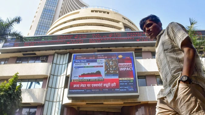 विदेशी पूंजी निकासी से शेयर बाजार ढहा, सेंसेक्स 83,500 के नीचे फिसला