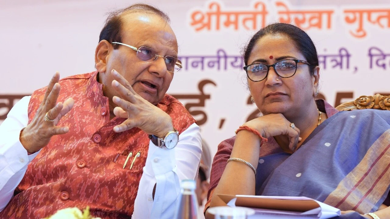 दिल्ली सरकार में बड़ा प्रशासनिक फेरबदल, कई आईएएस और DANICS अधिकारियों के तबादले