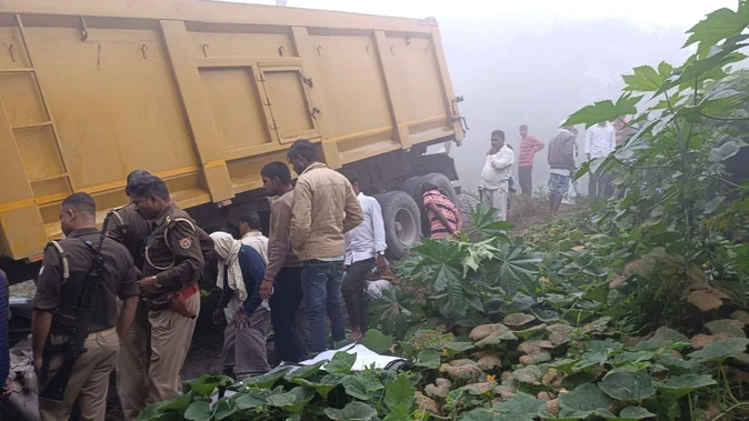 बहराइच में ट्रेलर ने कुचली बाइक, महिला और बच्चे समेत चार की मौत