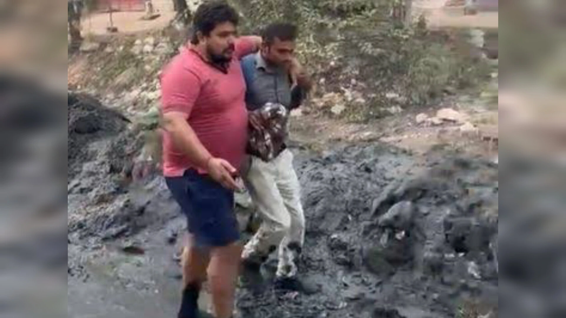 मुजफ्फरनगर: रजवाहे की सिल्ट न हटाने पर ग्रामीणों का फूटा गुस्सा, जेई को कीचड़ में घुमाया