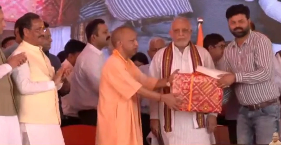 लखनऊ में सीएम योगी ने आवंटियों को सौंपीं फ्लैट की चाबियां