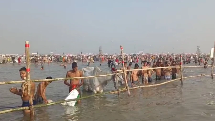 गढ़मुक्तेश्वर: कार्तिक पूर्णिमा का मुख्य स्नान जारी... उमड़ा आस्था का सैलाब