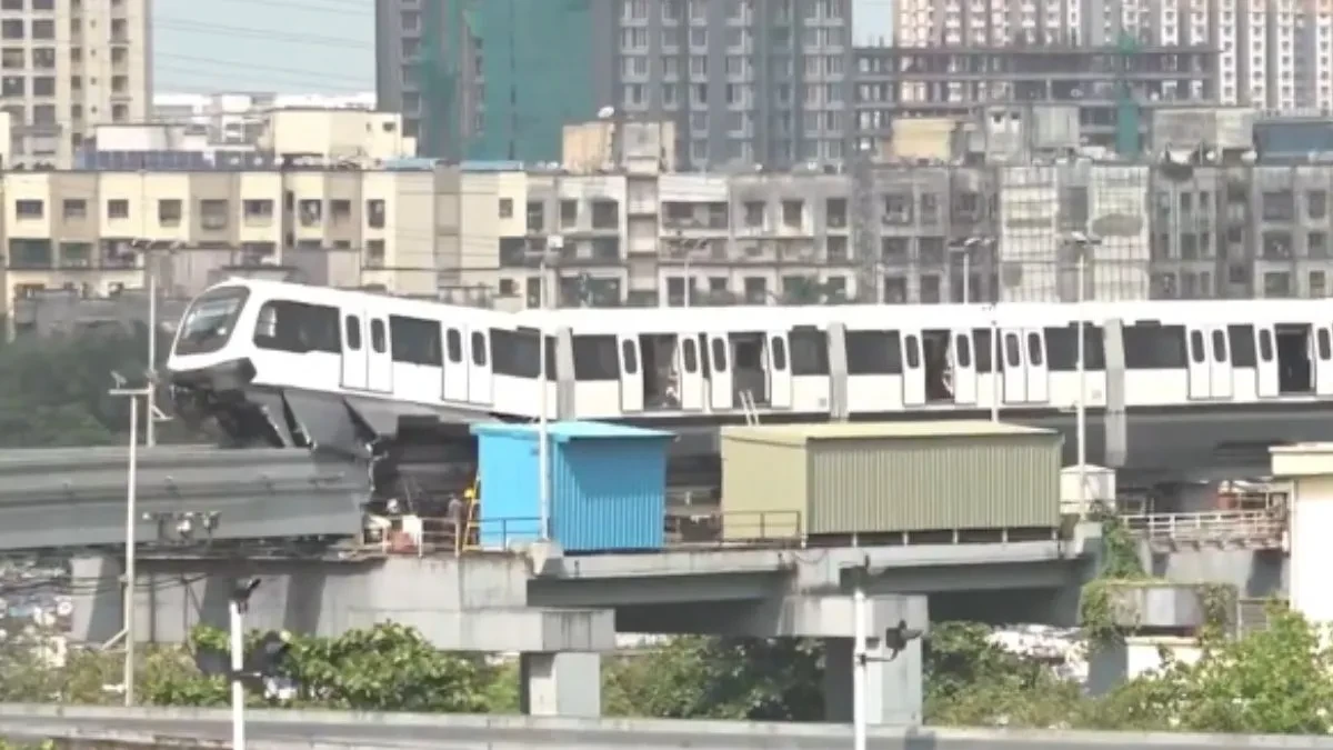मुंबई: टेस्टिंग के दौरान मोनोरेल पटरी से उतरी, ड्राइवर और इंजीनियर सुरक्षित