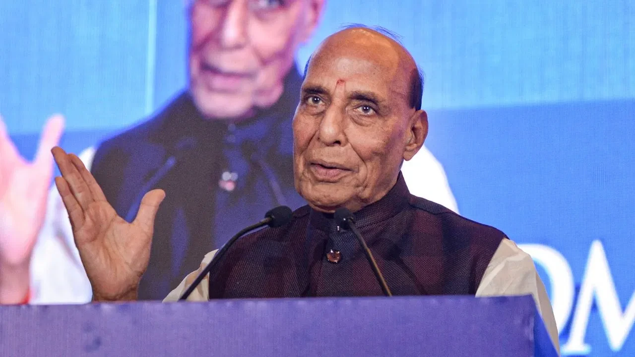 राहुल के बयान पर राजनाथ का पलटवार, कहा- ‘सैन्य धर्म का सम्मान करें’