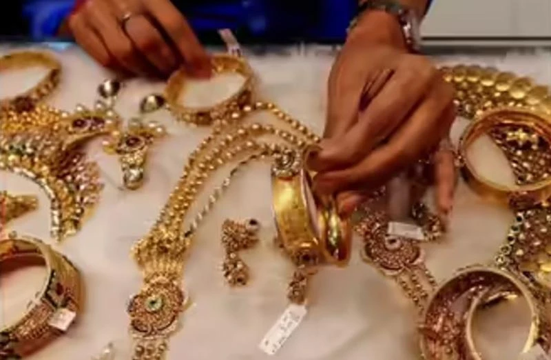 4 साल की नौकरी में कोमल ने चोरी किए 2.5 करोड़ के आभूषण, पुलिस ने मामला दर्ज किया