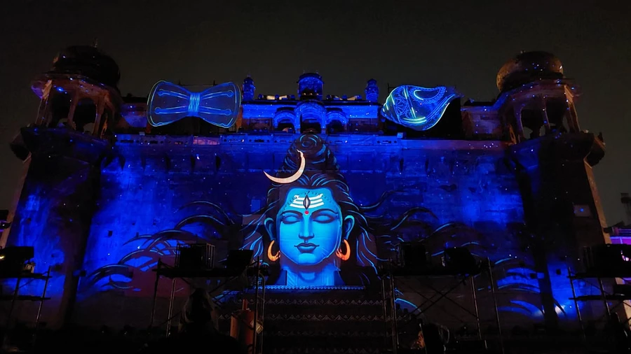 वाराणसी में देव दीपावली: रंगबिरंगी रोशनी और लाखों दीपों की अद्भुत सजावट