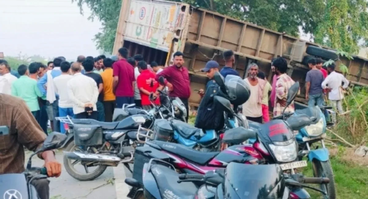 कुशीनगर में बीयर कैन से लदा ट्रक पलटा, लूटने दौड़े लोग पर निकले खाली डिब्बे