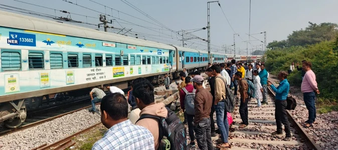 बाराबंकी में इंटरसिटी एक्सप्रेस के कोच से धुआं, ब्रेक जाम की वजह से रुकी ट्रेन