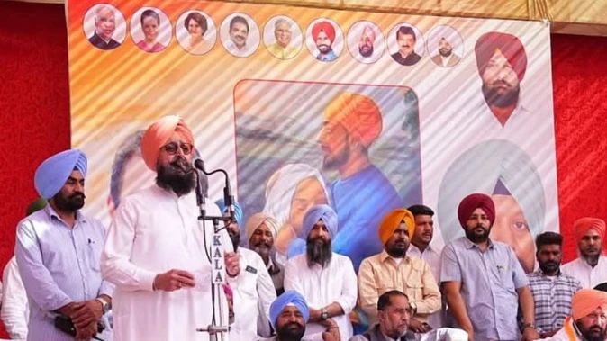 पंजाब कांग्रेस विवाद में, बैनर पर भाई जैता जी की तस्वीर लगाने पर अकाली दल ने बोला हमला