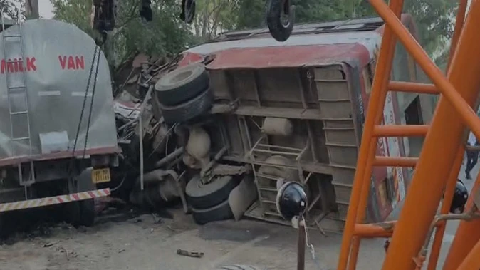 हाथरस: हाईवे पर रोडवेज बस और टैंकर की टक्कर, एक बच्चे की मौत, 20 से अधिक घायल