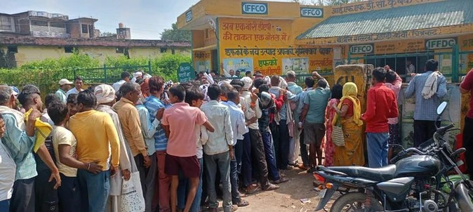 खाद न मिलने की शिकायतों के बीच यूपी में जिलों में उतरीं कृषि टीमें