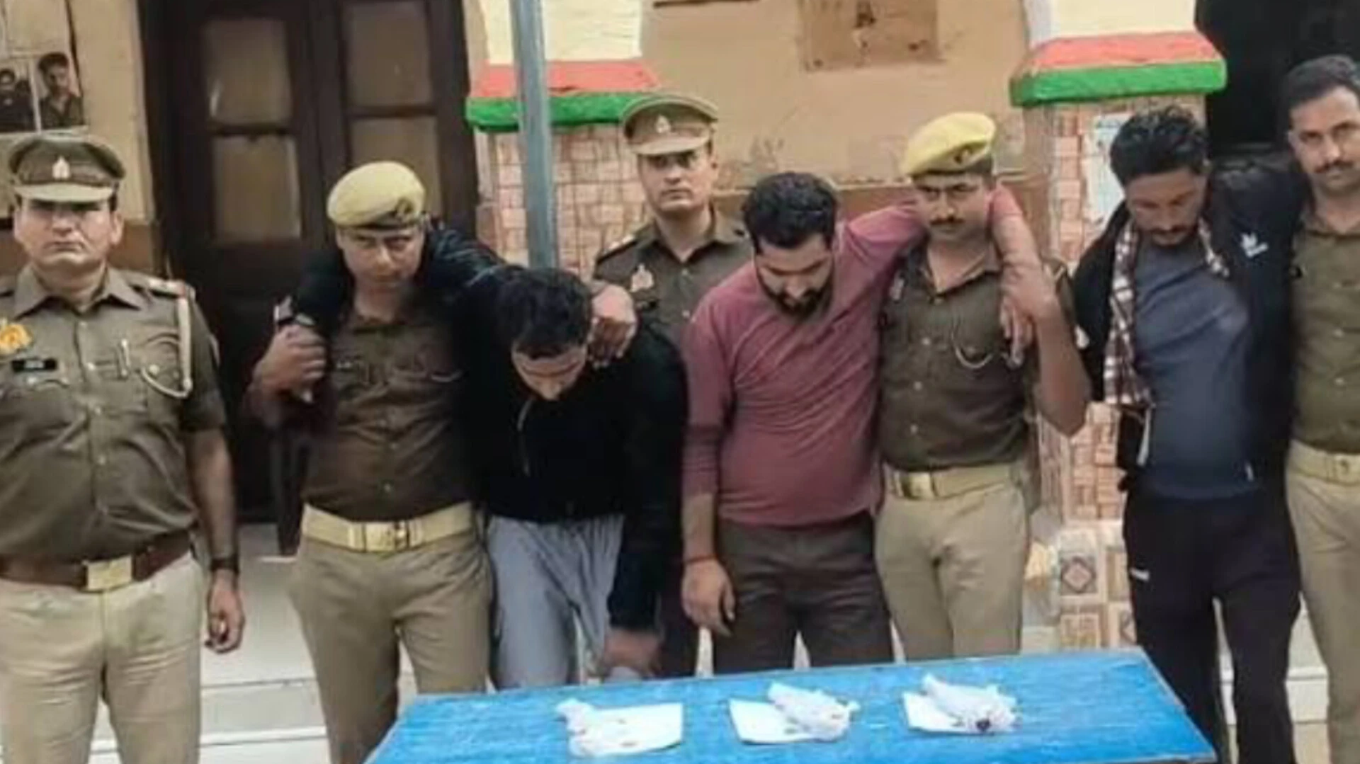 गंगा स्नान से लौट रहे श्रद्धालुओं पर फायरिंग करने वाले तीन आरोपी हथियारों के साथ गिरफ्तार