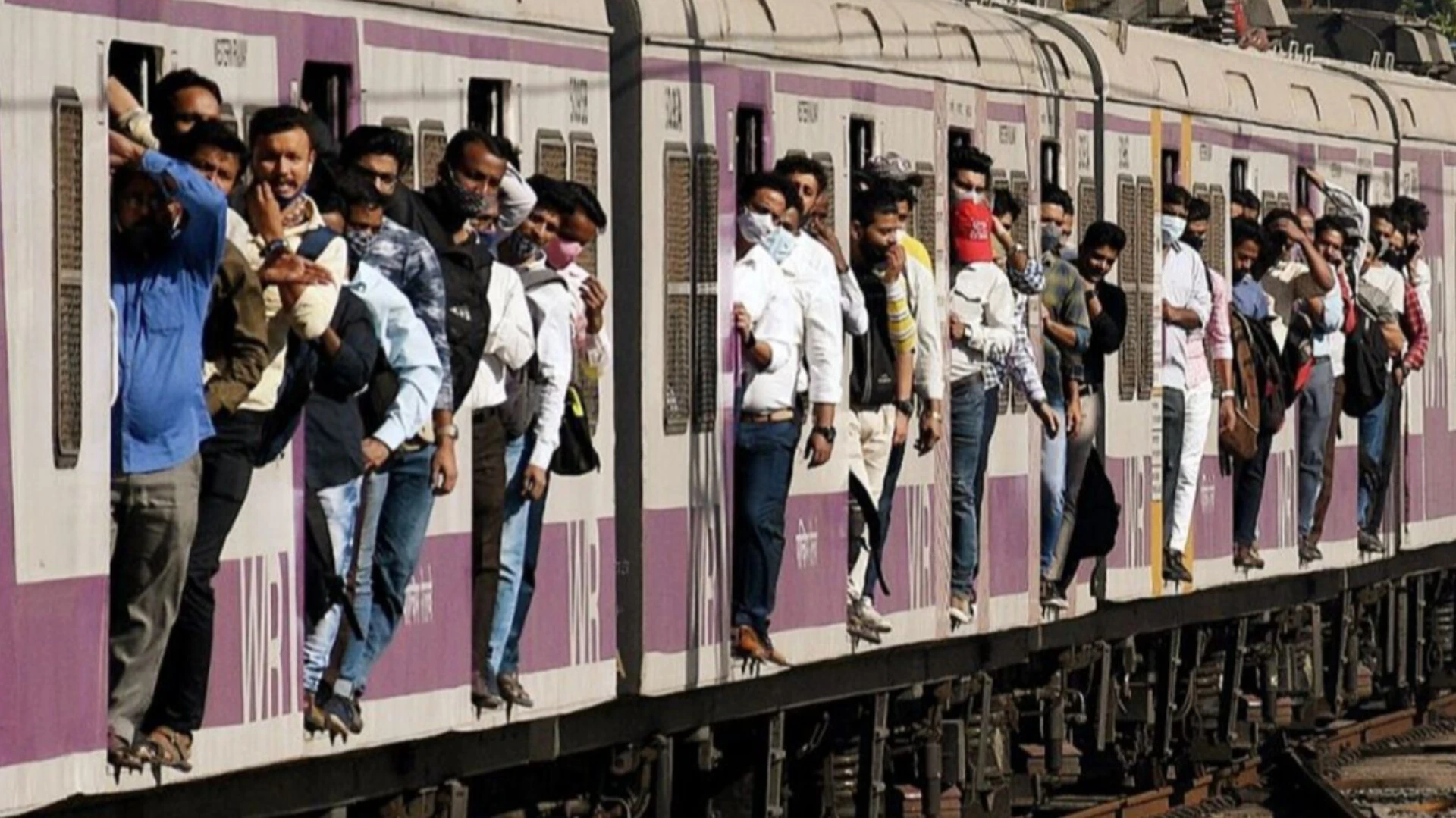 मुंबई में लोकल ट्रेन की चपेट में आने से 3 यात्रियों की मौत, एक गंभीर