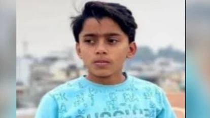 परीक्षितगढ़ में सड़क हादसा: 12 वर्षीय छात्र जैद की मौत, बाइक चालक फरार