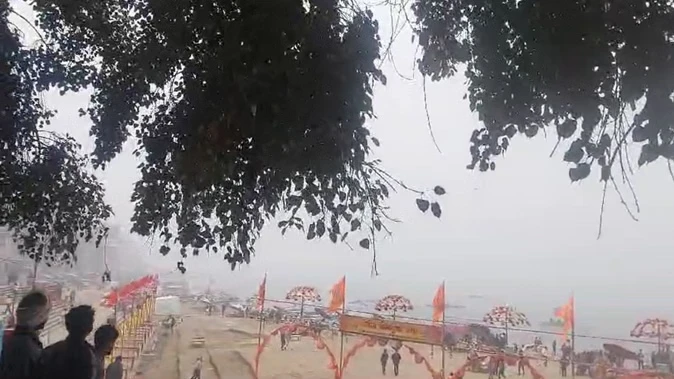 उत्तर भारत में ठंड ने बढ़ाई रफ्तार, पहाड़ों पर बर्फबारी के बाद मैदानी इलाकों में गिरी तापमान की पारा