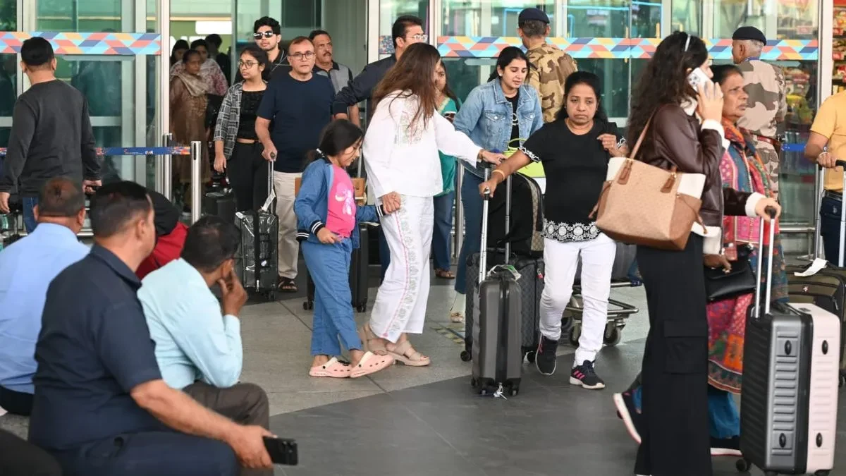 आईजीआई एयरपोर्ट पर तकनीकी गड़बड़ी, 300 से अधिक उड़ानों में देरी; देशभर में उड़ानों पर असर