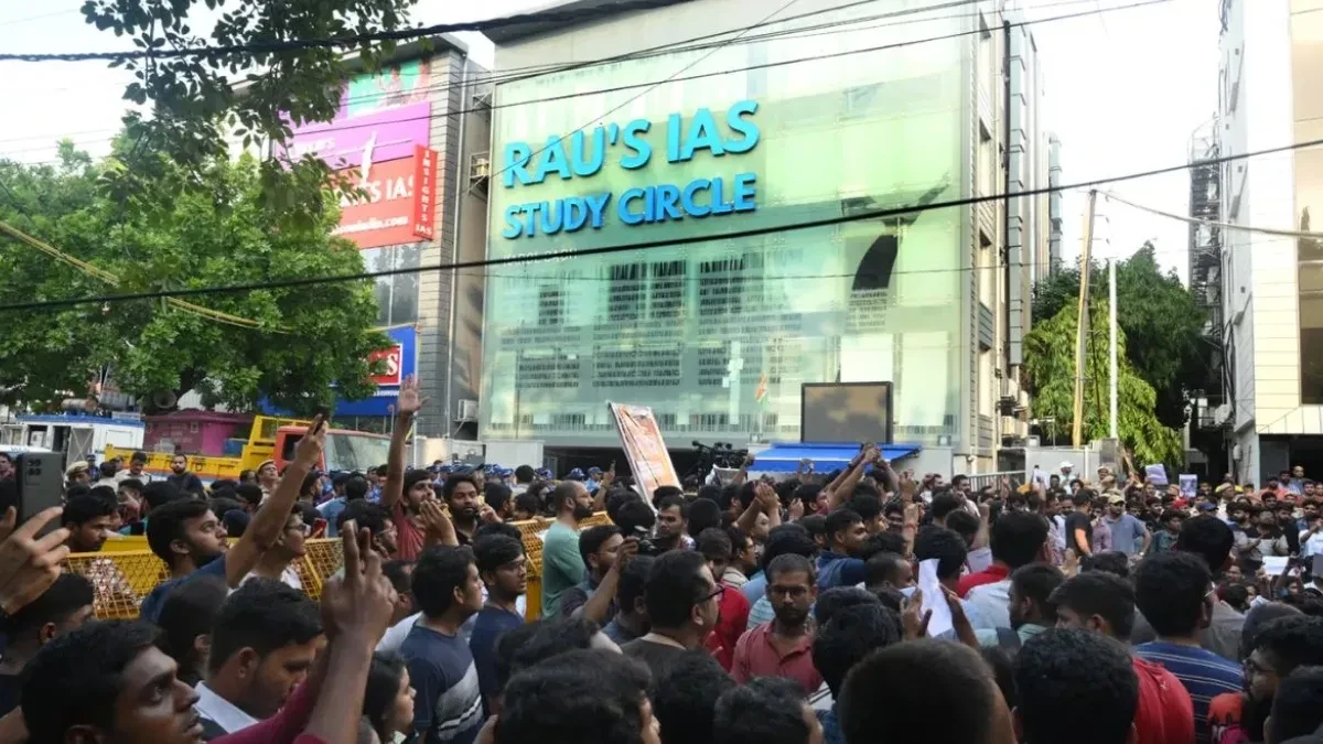 दिल्ली कोचिंग सेंटर हादसा मामले में दिल्ली सरकार के दो अधिकारी निलंबित