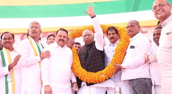 खरगे ने सभा में देरी का ठीकरा पीएम मोदी पर फोड़ा, भाजपा पर लगाया वादाखिलाफी का आरोप