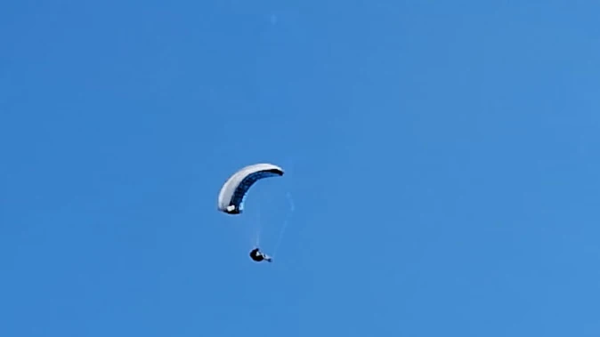 उत्तराखंड: रजत जयंती पर ग्लाइडर पायलटों का भव्य प्रदर्शन