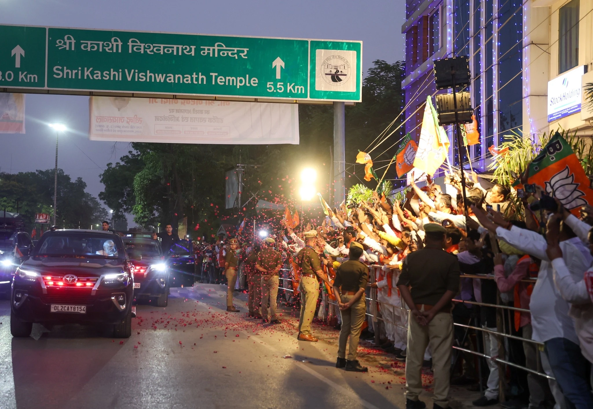 प्रधानमंत्री नरेंद्र मोदी वाराणसी पहुंचे, भव्य स्वागत के बीच काफिला शहर की ओर रवाना