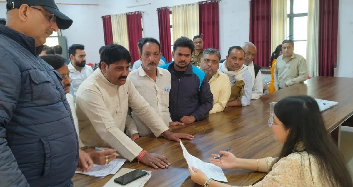 मुजफ्फरनगर:  अधूरी सुविधाओं से नाराज कॉलोनी निवासियों ने एसडीएम को सौंपा ज्ञापन