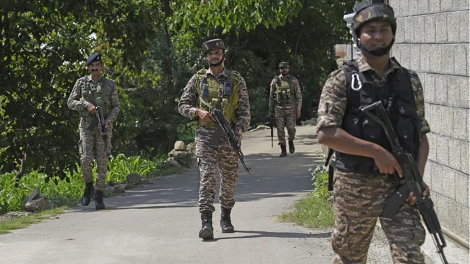 कुपवाड़ा में सुरक्षाबलों और आतंकियों के बीच मुठभेड़, दो आतंकवादी ढेर