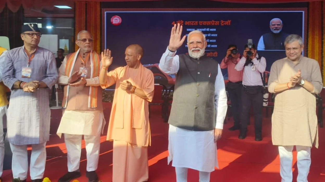 वाराणसी: हर-हर महादेव के जयघोष के साथ काशी से रवाना हुई वंदे भारत, पीएम मोदी ने दिखाई हरी झंडी