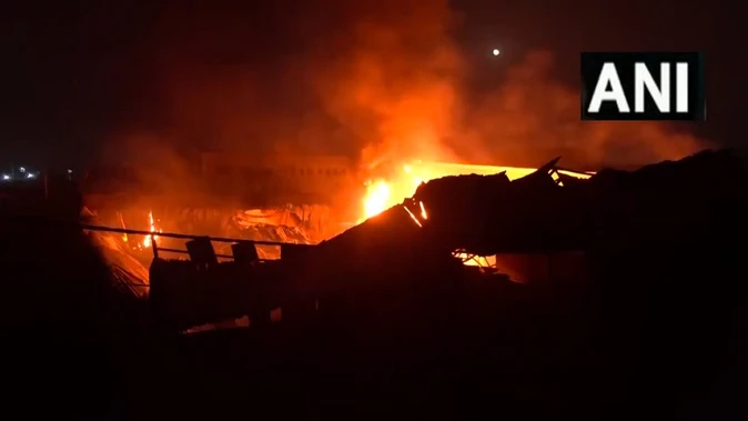 रिठाला मेट्रो स्टेशन के पास लगी आग में सैकड़ों झुग्गियां राख, एक की मौत, कई सिलेंडर फटे