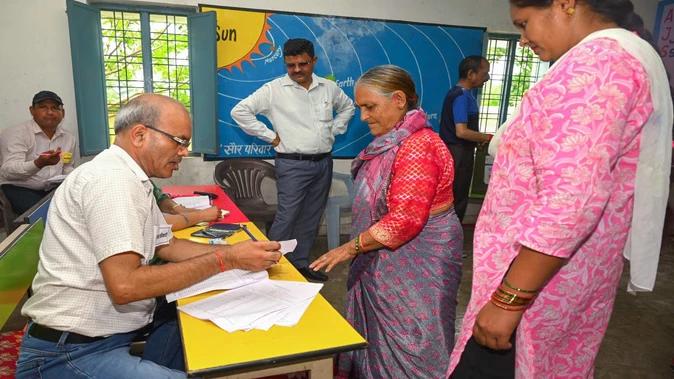 अब केवल आधार कार्ड से नहीं बनेगा वोटर, चुनाव आयोग ने जारी किए सख्त निर्देश