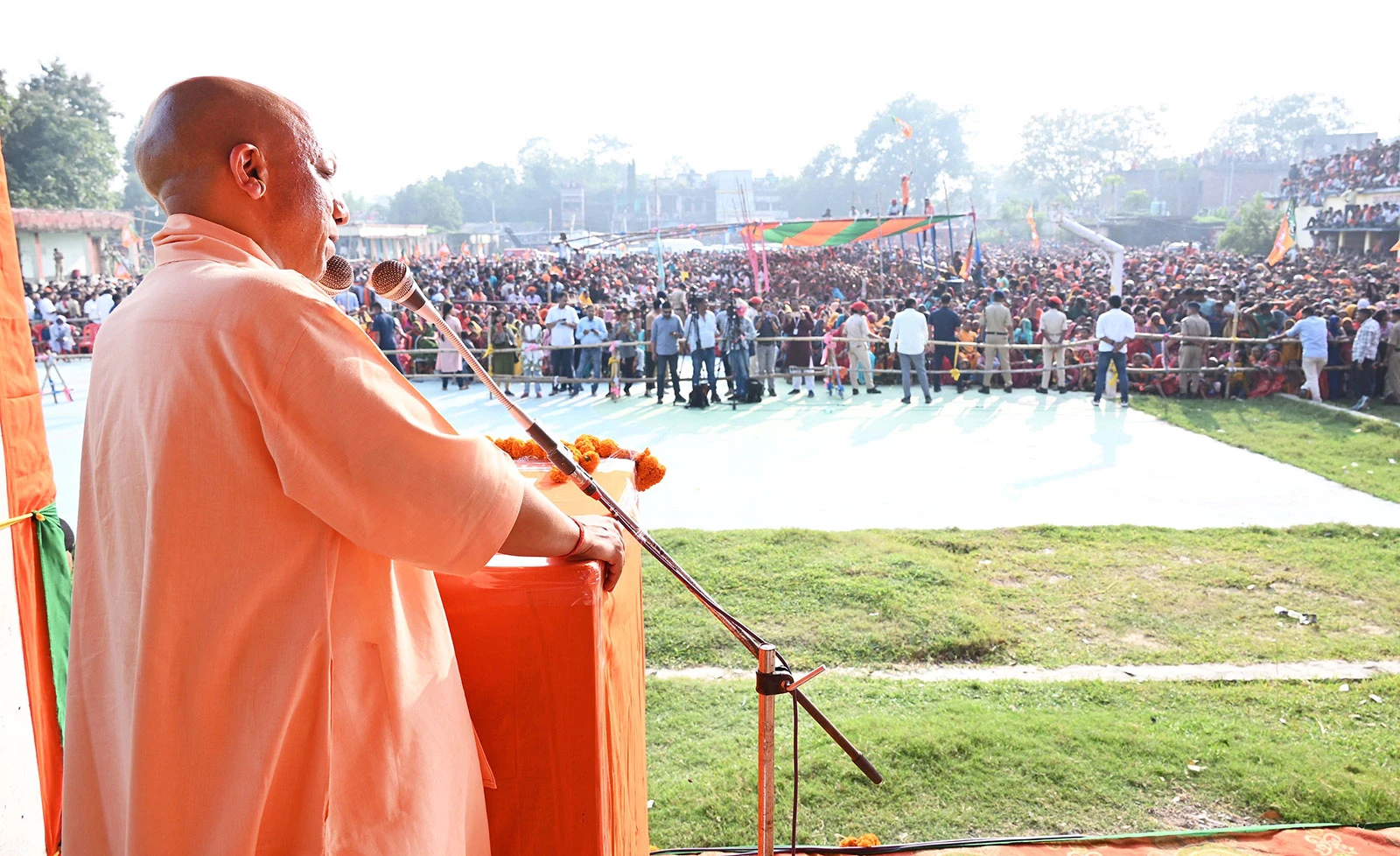 योगी आदित्यनाथ ने नरपतगंज में महागठबंधन पर हमला बोला, विकास और सुरक्षा पर दिया जोर