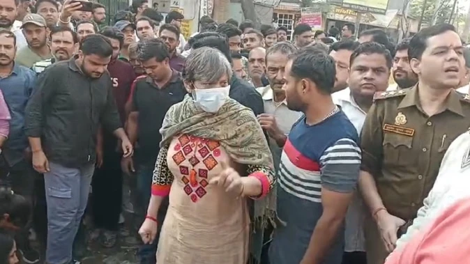 मुज़फ्फरनगर: स्कूटी पर जा रहे ट्रांसपोर्टर पर गिरा बिजली का खंभा, मौत