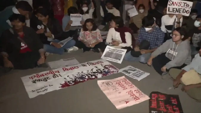 दिल्लीवासियों का गुस्सा फूटा, प्रदूषण रोकने की मांग को लेकर इंडिया गेट पर प्रदर्शन