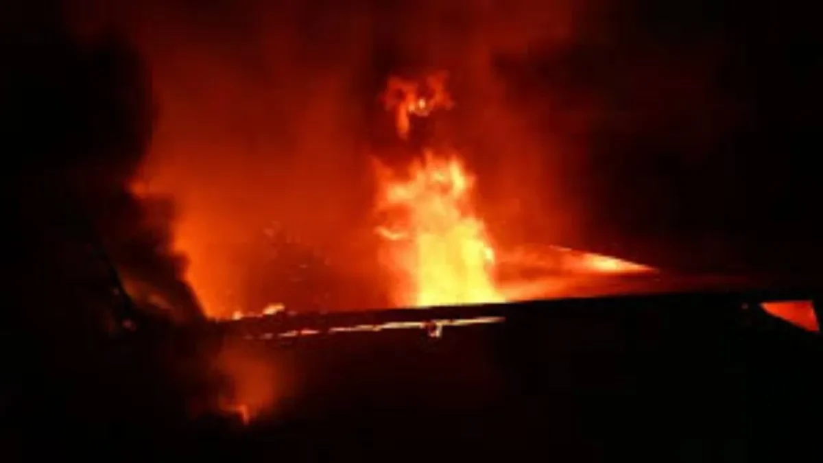 लखनऊ: जैनाबाद की ग्लास फैक्ट्री में आग, धमाकों से मचा हड़कंप