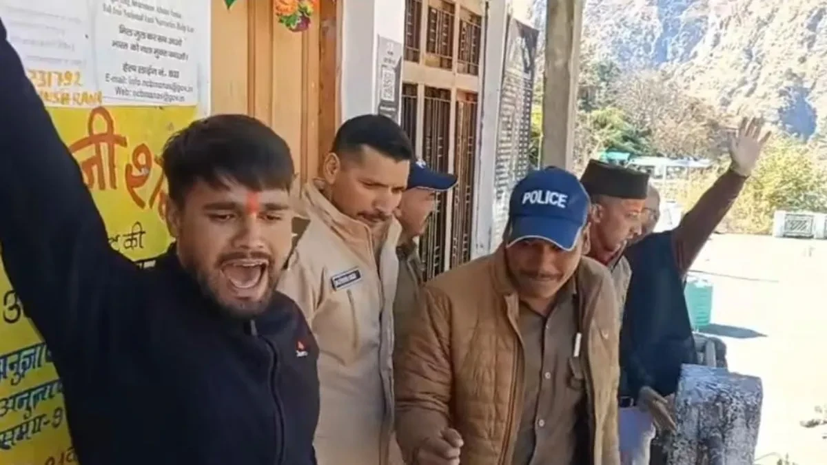 बड़कोट: यमुनोत्री के पास शराब ठेके के विरोध में ग्रामीणों ने की तालाबंदी