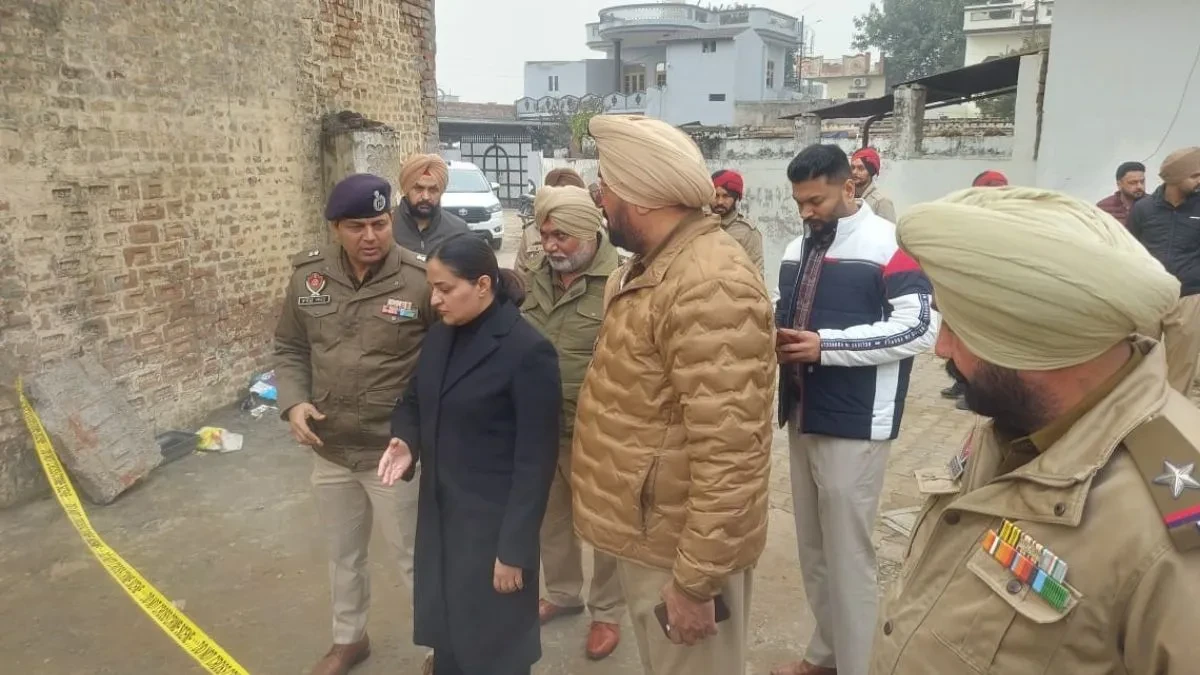 मोहाली: खरड़ के पास औजला गांव में बंबीहा गैंग के अपराधियों से मुठभेड़ जारी