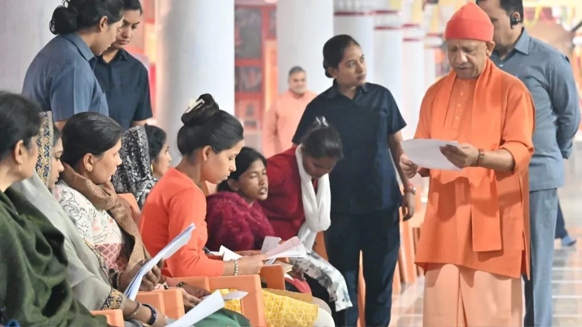 गोरखपुर: सीएम योगी ने जनता दर्शन में सुनी लोगों की समस्याएं, मदद का दिया भरोसा