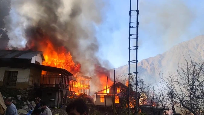 बंजार के झनियार गांव में भीषण आग, कई घर जलकर राख