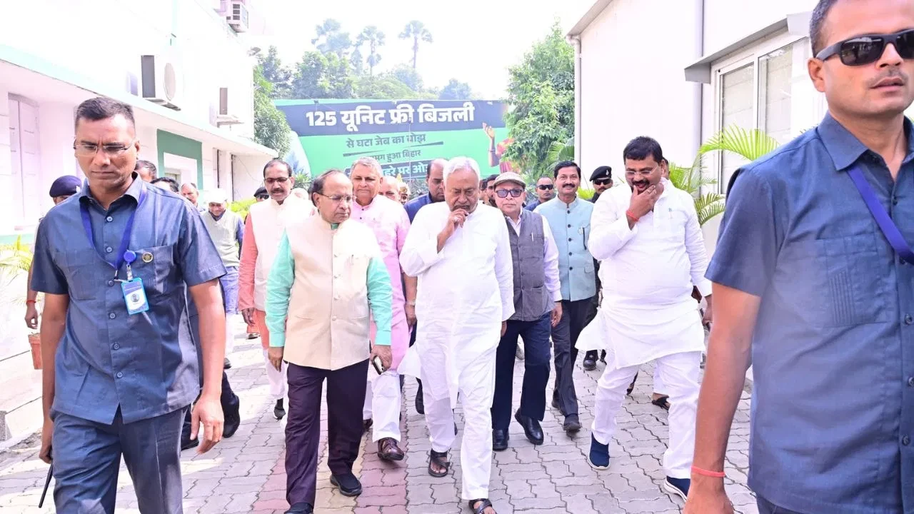 बिहार चुनाव के बीच नीतीश कुमार एक्टिव मोड में, ललन सिंह से मुलाकात के बाद पहुंचे जदयू कार्यालय