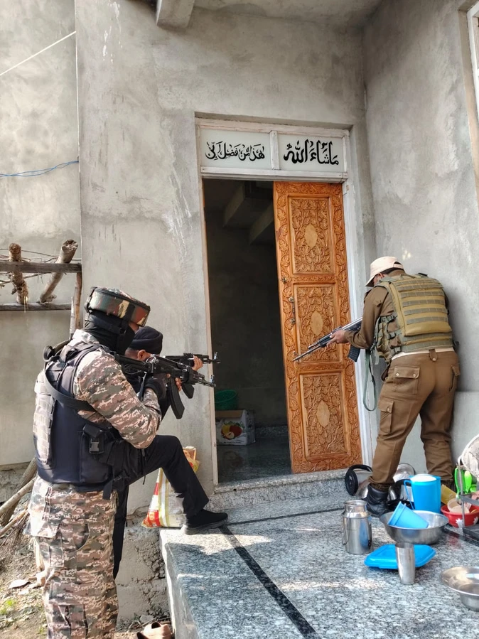 जम्मू-कश्मीर में आतंकवाद रोधी कार्रवाई तेज, 60 गिरफ्तार, 10 हिरासत में