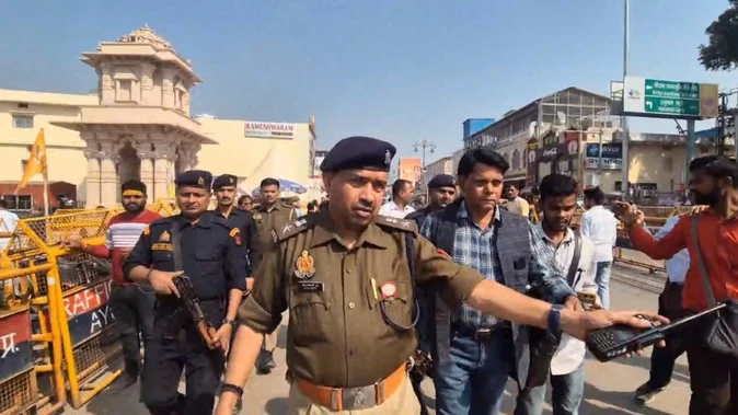 दिल्ली विस्फोट के बाद राम मंदिर में सुरक्षा कड़ी, DFMD के साथ सात कतारों में दर्शन